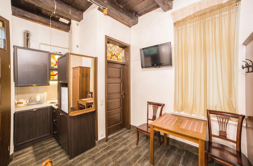 Apartment On Valova 16-2- 2 Minutes To Market Square Lviv Exterior photo